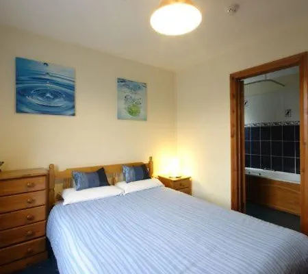 Whitehouse Guestrooms 3* בריסטול