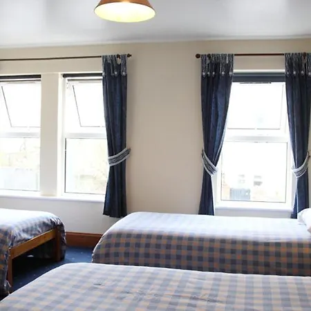 Whitehouse Guestrooms מלון