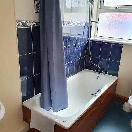 Whitehouse Guestrooms 3* בריסטול